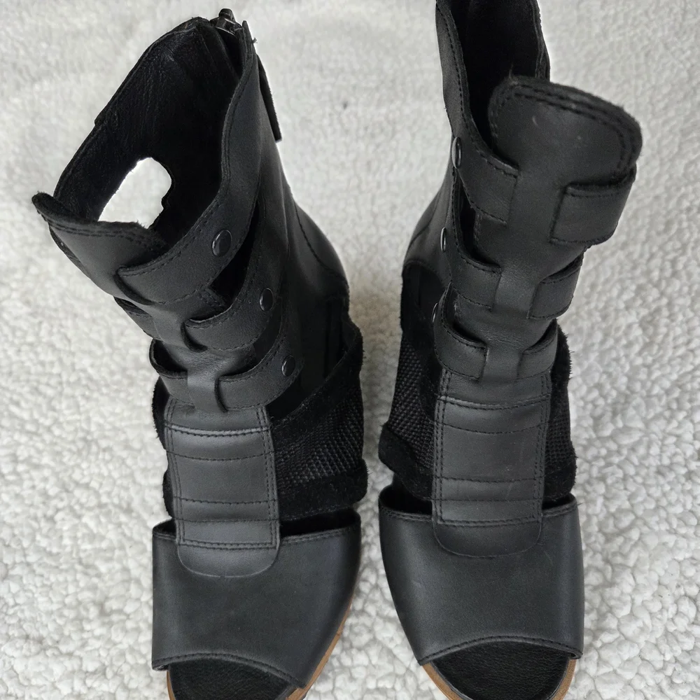 Sorel Joanie Gladiator Leather Wedge Sandals Women's Size 6 Step out in style wi